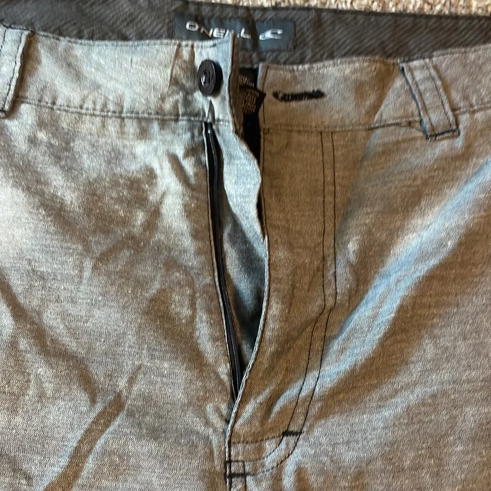 Gray mens size 36 O’NEILL shorts barely worn - Picture 3 of 7
